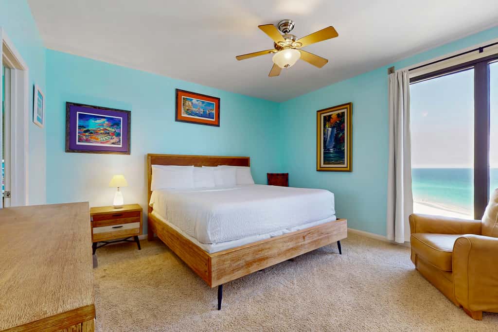 Gorgeous waterfront condo with pool, fitness room & WiFi