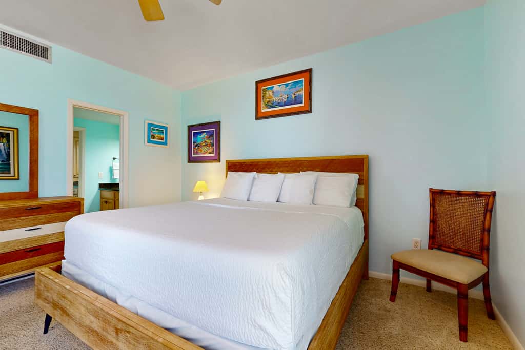 Gorgeous waterfront condo with pool, fitness room & WiFi