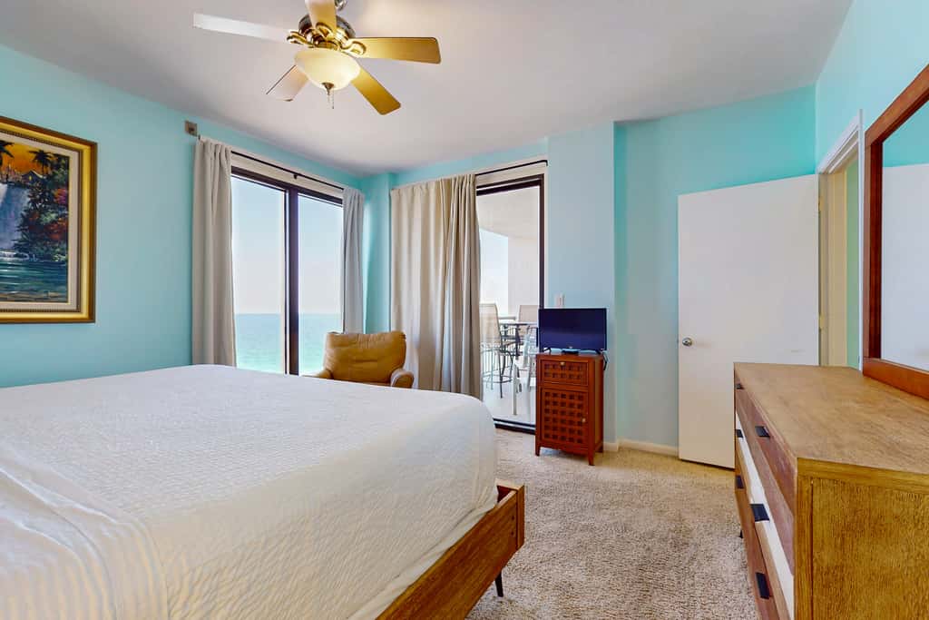 Gorgeous waterfront condo with pool, fitness room & WiFi