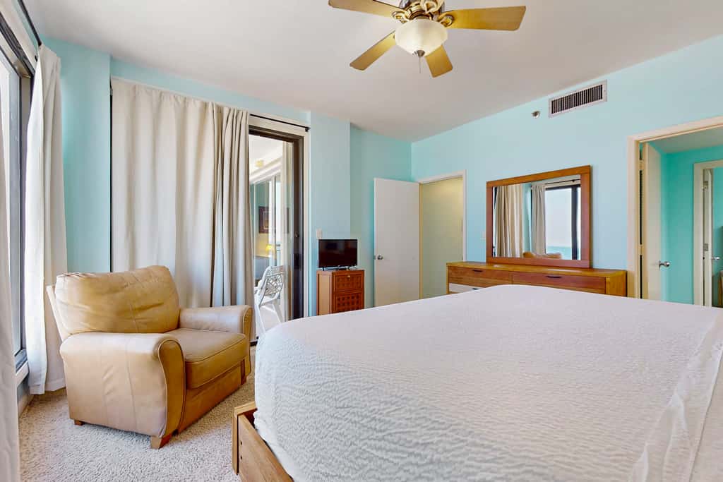 Gorgeous waterfront condo with pool, fitness room & WiFi