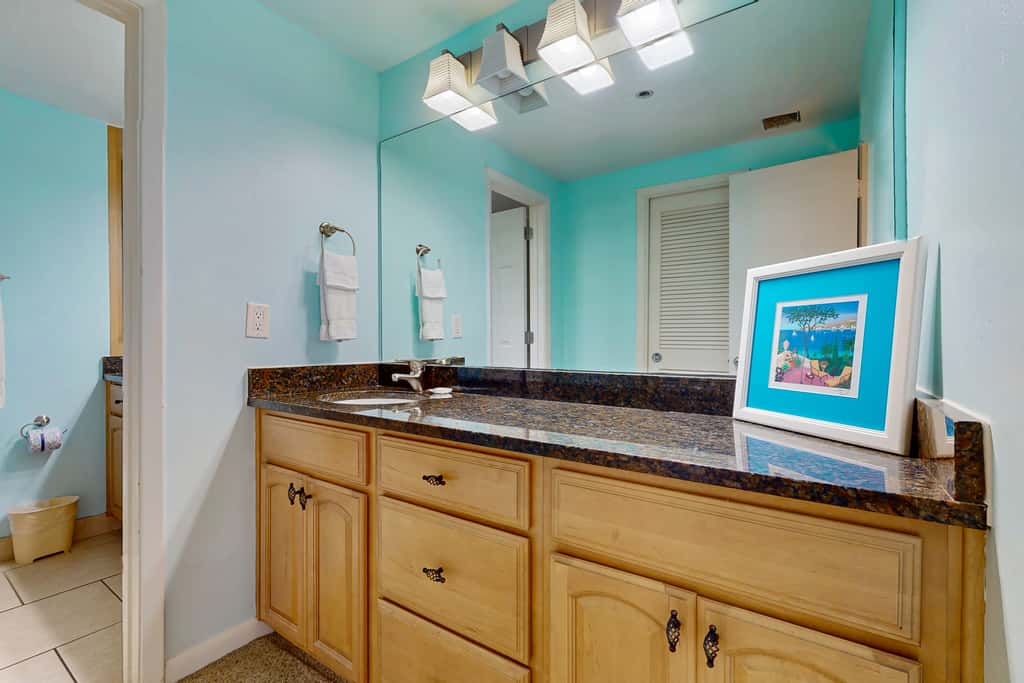 Gorgeous waterfront condo with pool, fitness room & WiFi
