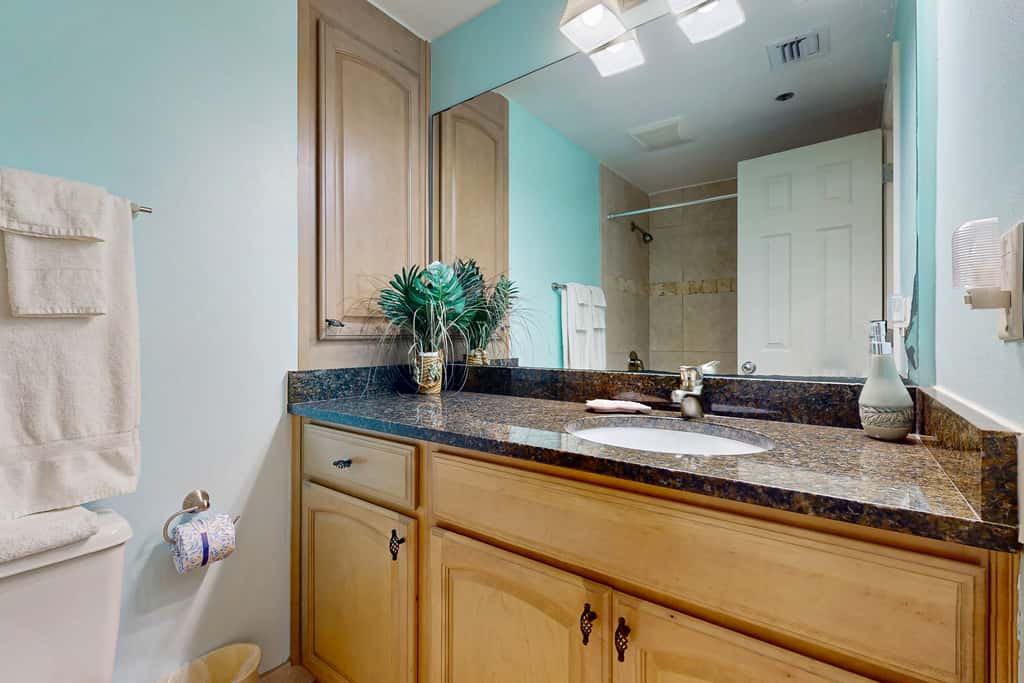 Gorgeous waterfront condo with pool, fitness room & WiFi