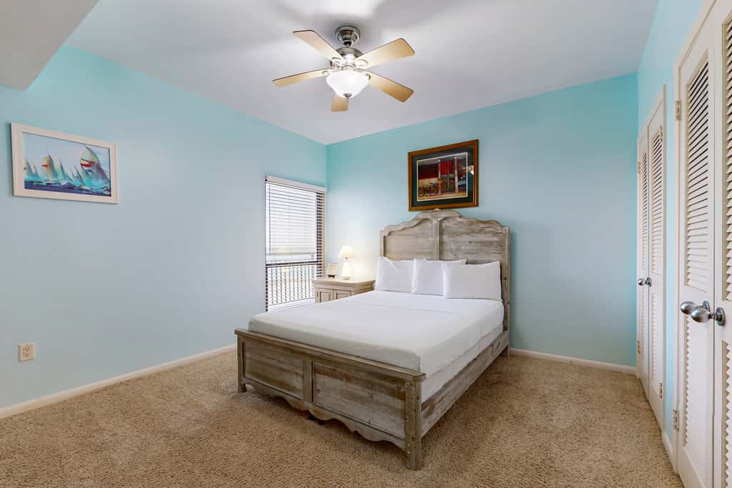 Gorgeous waterfront condo with pool, fitness room & WiFi