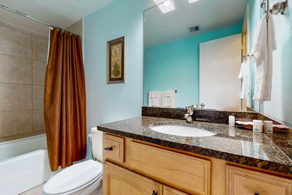 Gorgeous waterfront condo with pool, fitness room & WiFi