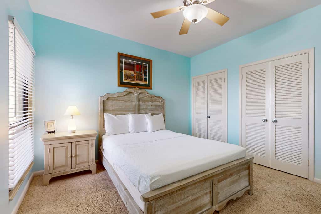 Gorgeous waterfront condo with pool, fitness room & WiFi
