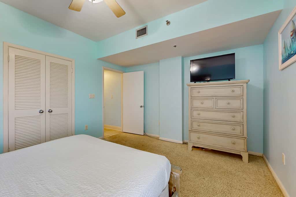 Gorgeous waterfront condo with pool, fitness room & WiFi