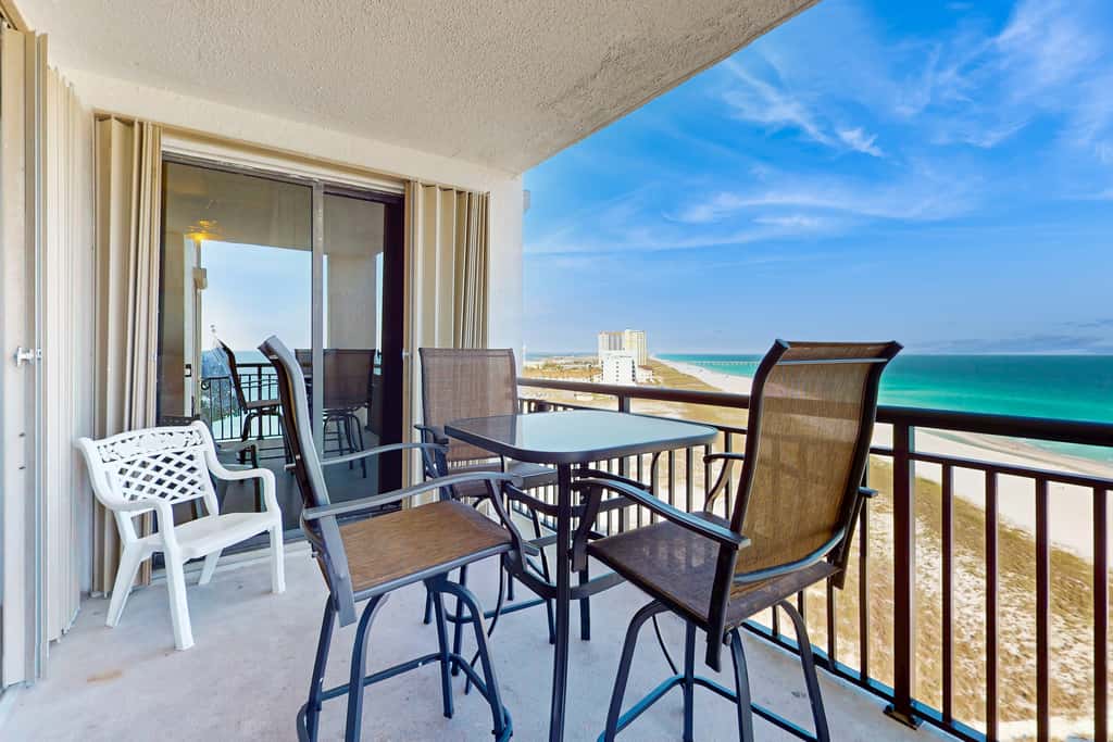 Gorgeous waterfront condo with pool, fitness room & WiFi