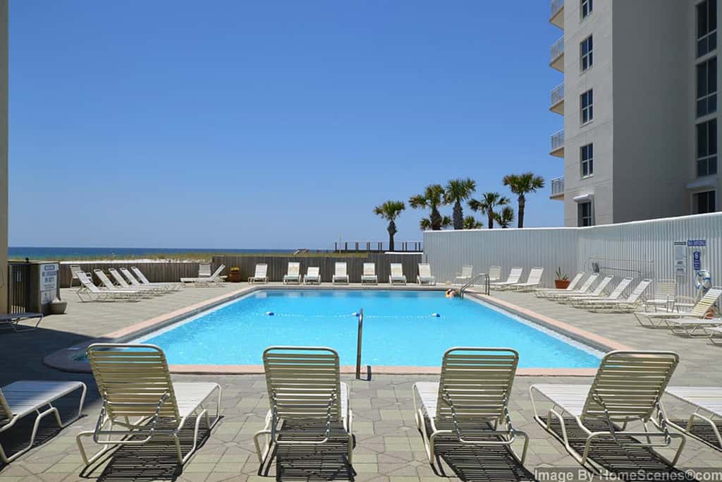 Gorgeous waterfront condo with pool, fitness room & WiFi
