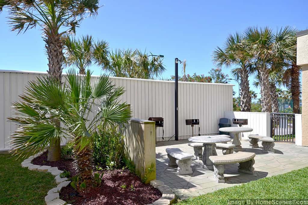 Gorgeous waterfront condo with pool, fitness room & WiFi