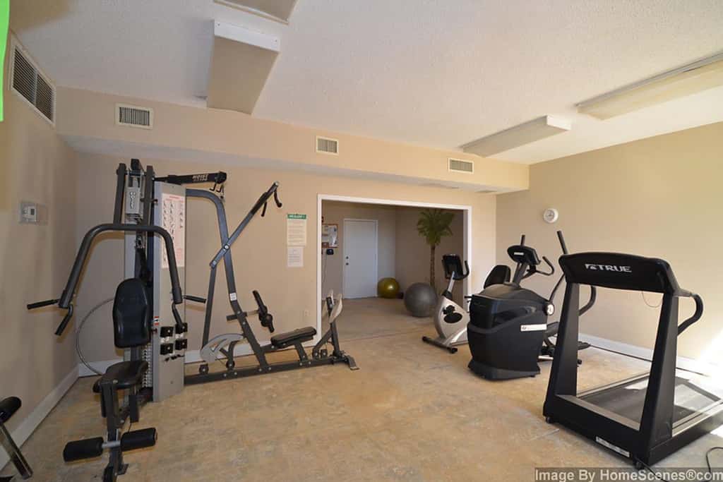 Gorgeous waterfront condo with pool, fitness room & WiFi