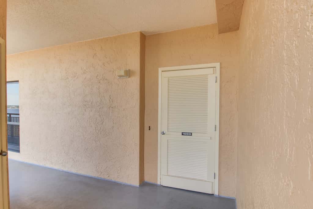 Gorgeous waterfront condo with pool, fitness room & WiFi