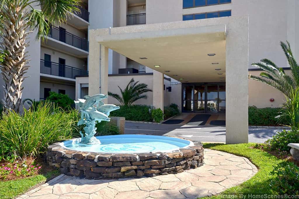 Gorgeous waterfront condo with pool, fitness room & WiFi