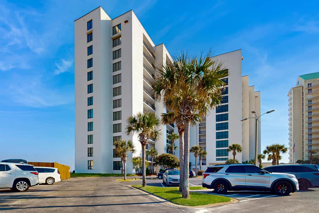 Gorgeous waterfront condo with pool, fitness room & WiFi