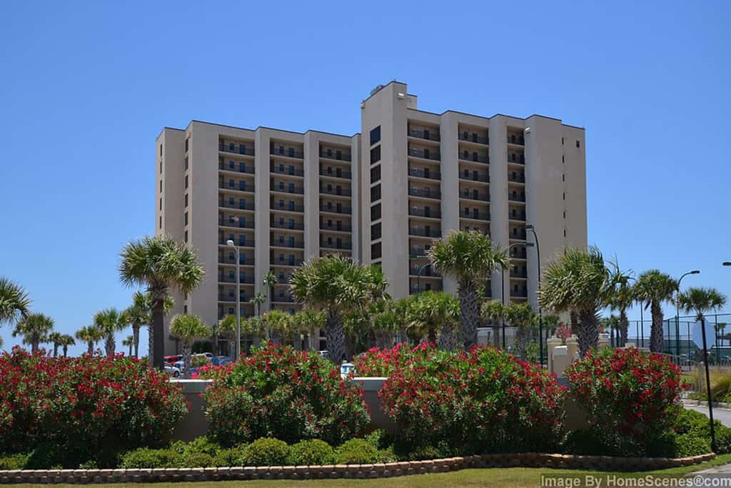 Gorgeous waterfront condo with pool, fitness room & WiFi