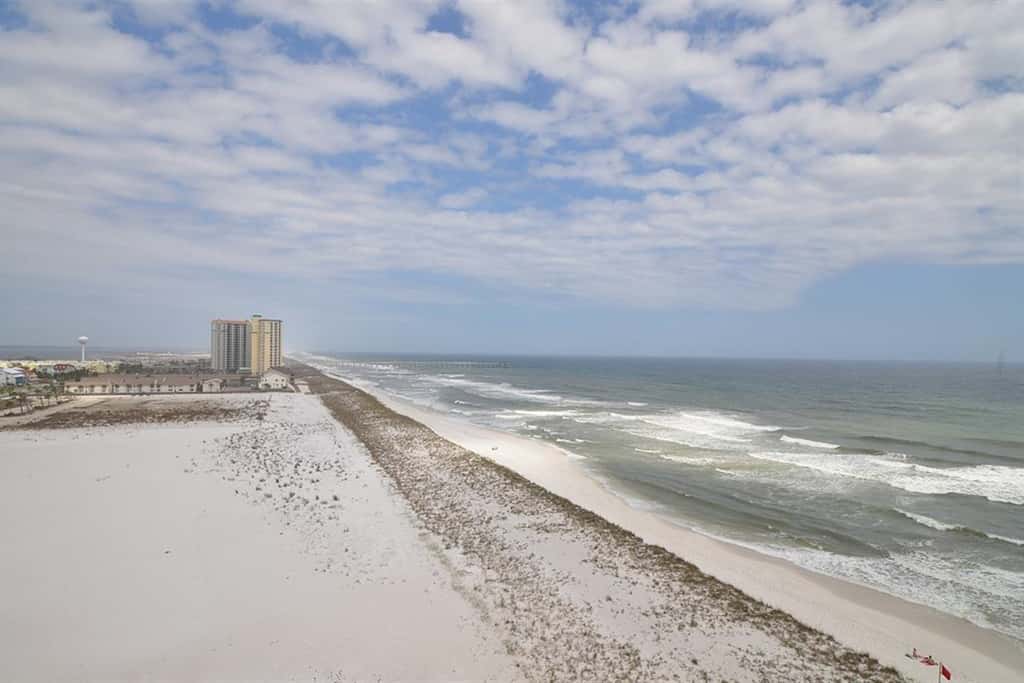 Gorgeous waterfront condo with pool, fitness room & WiFi