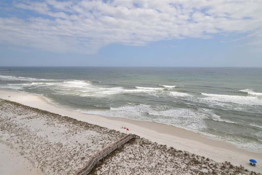 Gorgeous waterfront condo with pool, fitness room & WiFi