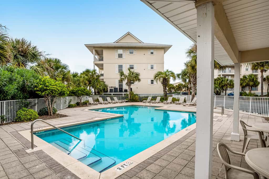 Condo only steps from the beach with Complimentary Beach Service