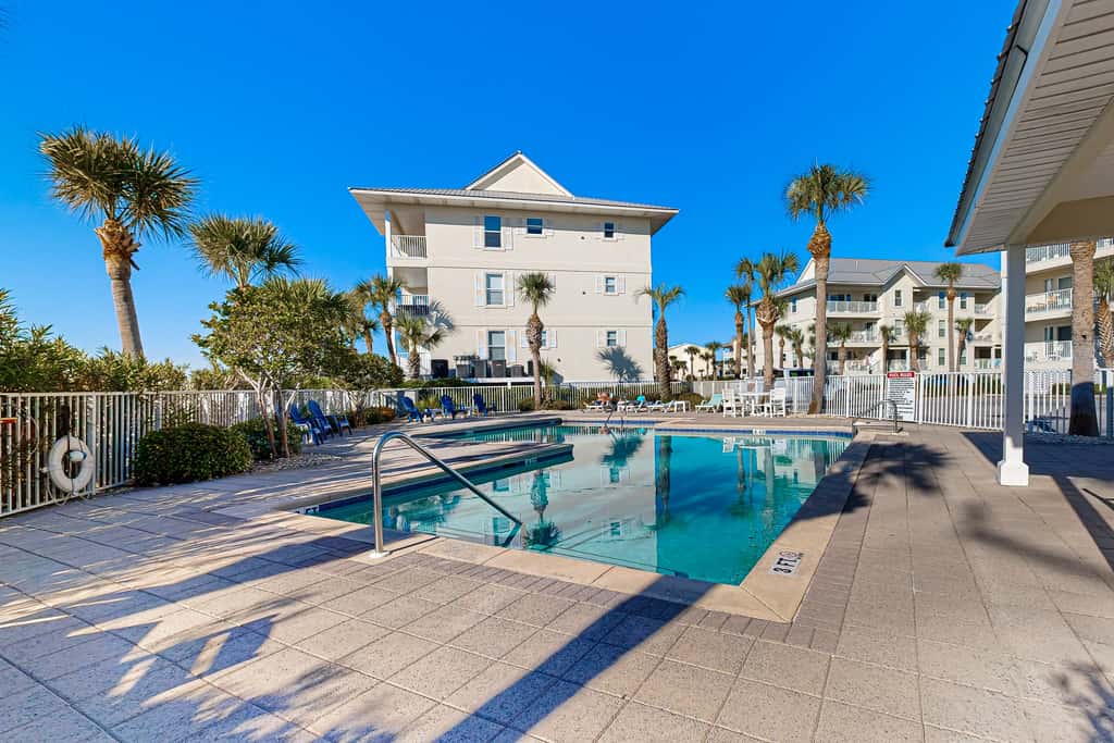 Spacious Condo with Balcony in Navarre Beach with Shared Pool