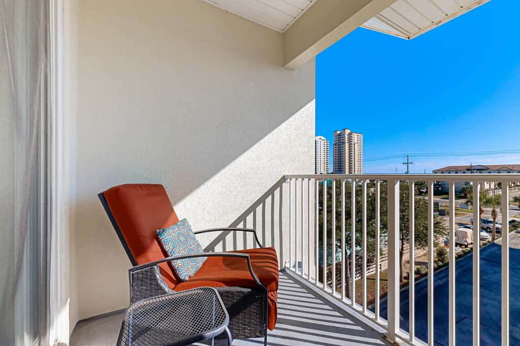 Spacious Condo with Balcony in Navarre Beach with Shared Pool
