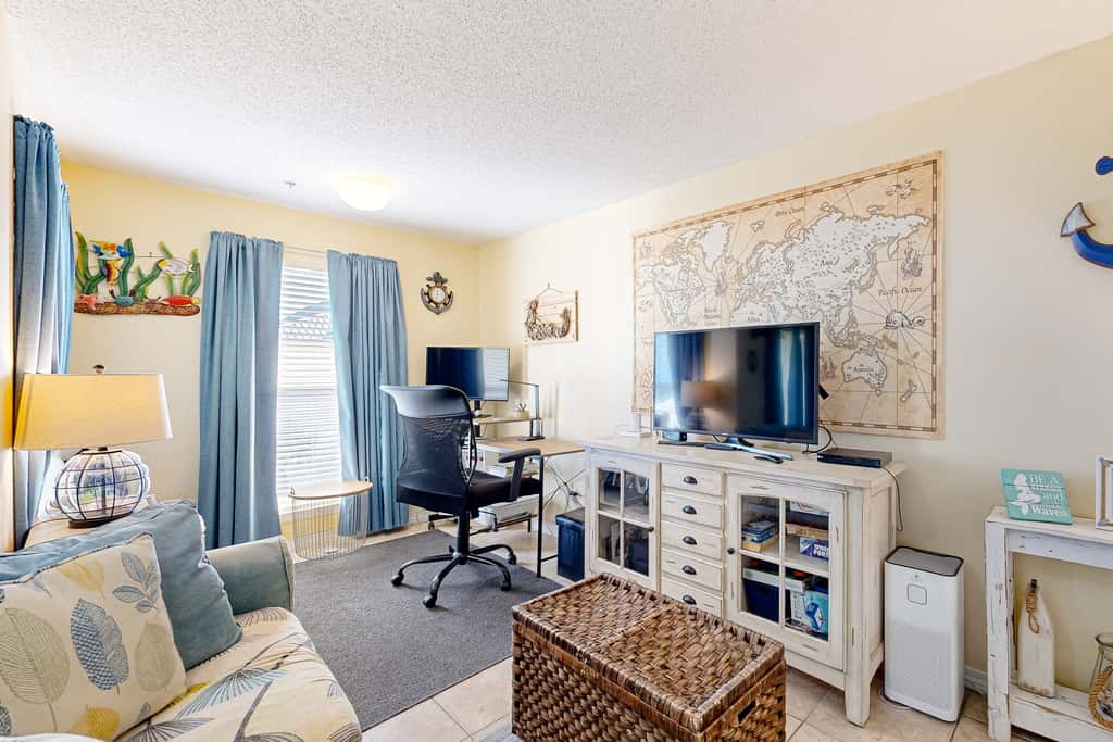 Spacious Condo with Balcony in Navarre Beach with Shared Pool