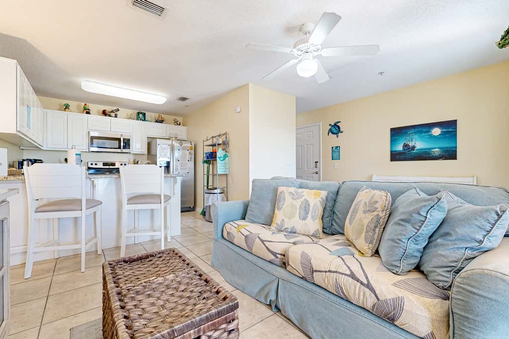Spacious Condo with Balcony in Navarre Beach with Shared Pool