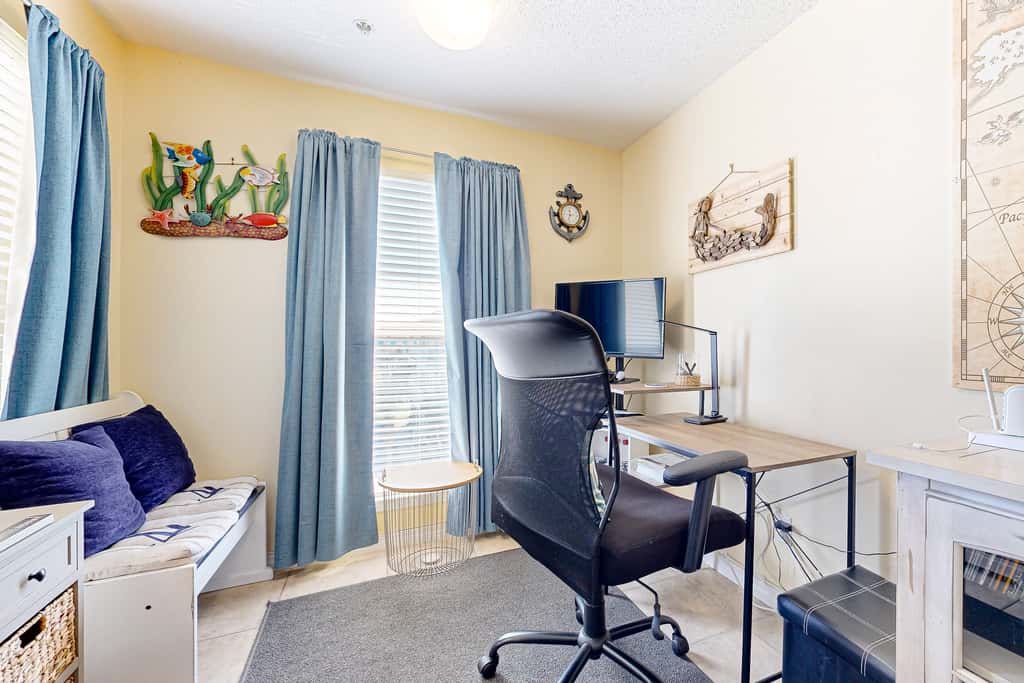 Spacious Condo with Balcony in Navarre Beach with Shared Pool