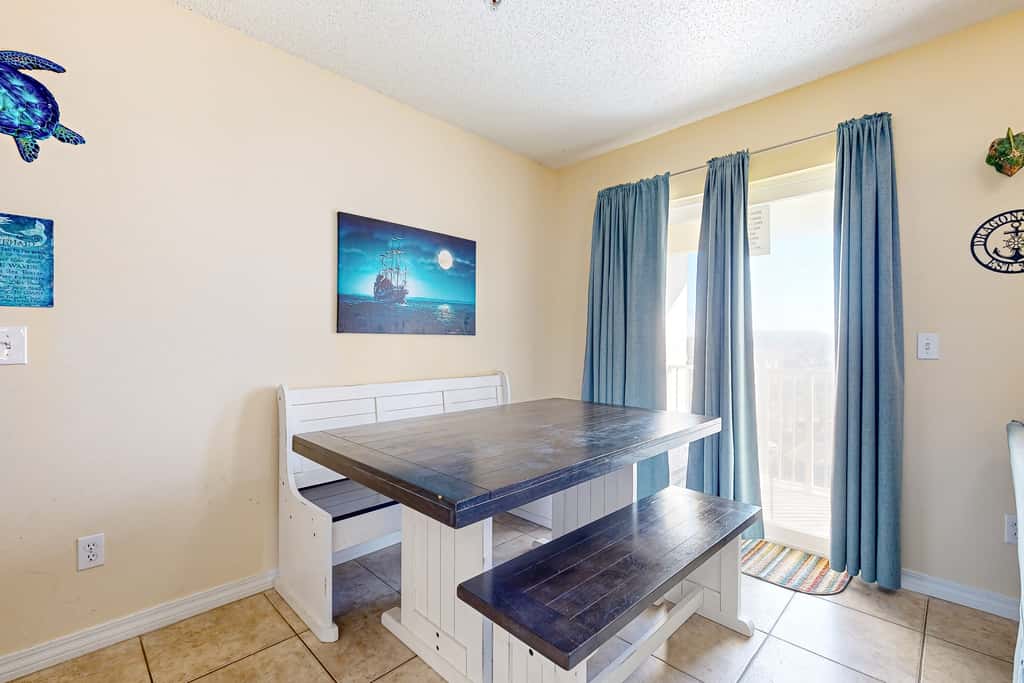 Spacious Condo with Balcony in Navarre Beach with Shared Pool