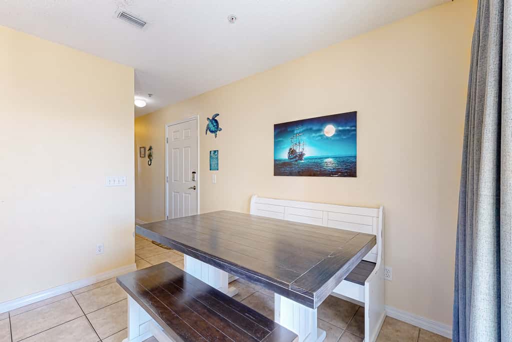 Spacious Condo with Balcony in Navarre Beach with Shared Pool