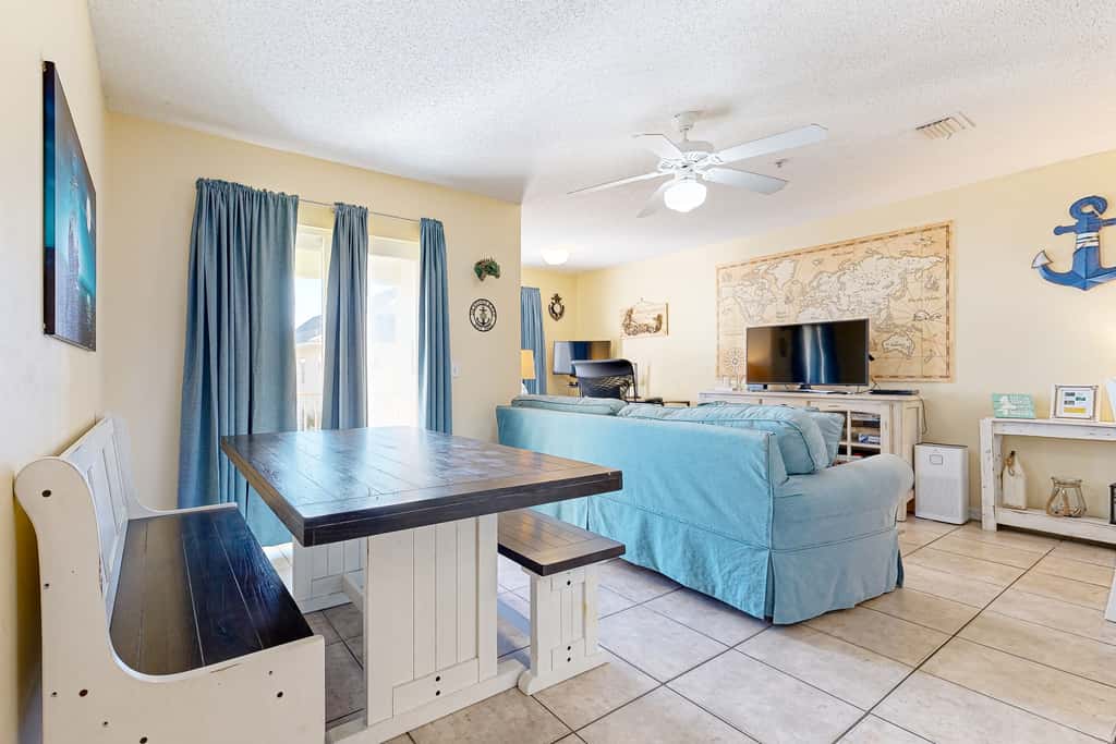 Spacious Condo with Balcony in Navarre Beach with Shared Pool