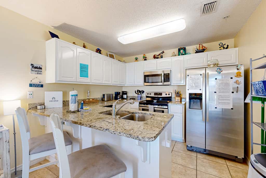 Spacious Condo with Balcony in Navarre Beach with Shared Pool