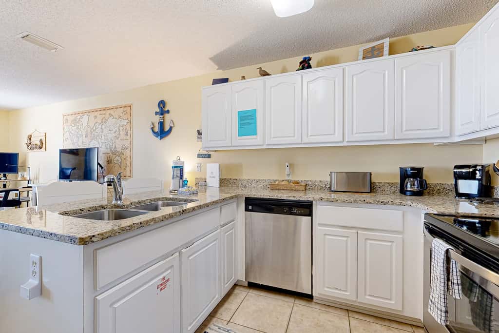 Spacious Condo with Balcony in Navarre Beach with Shared Pool