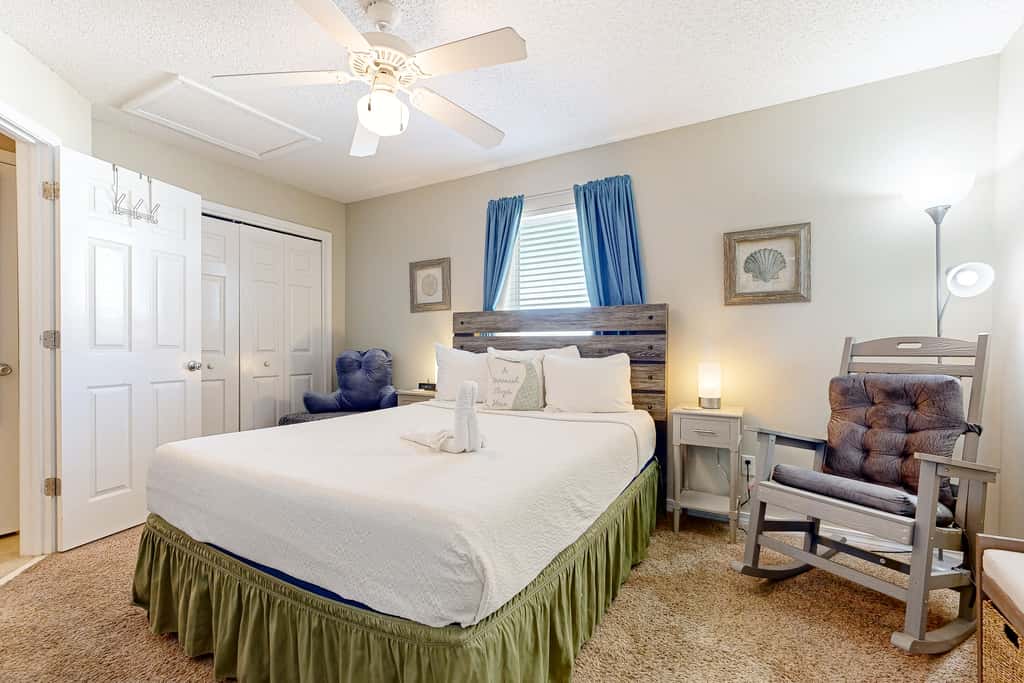 Spacious Condo with Balcony in Navarre Beach with Shared Pool