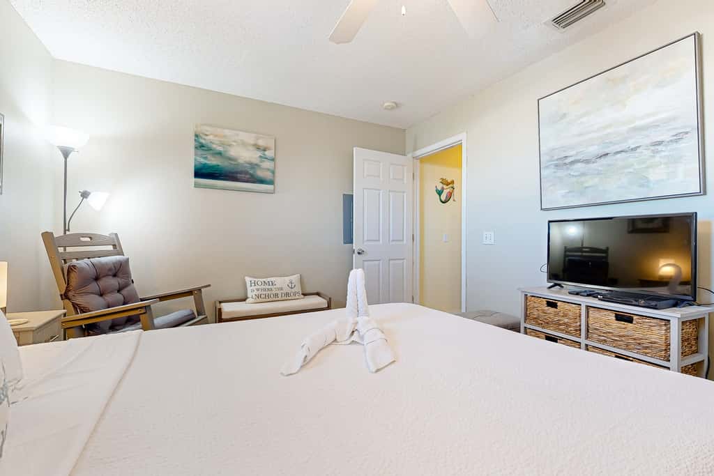 Spacious Condo with Balcony in Navarre Beach with Shared Pool