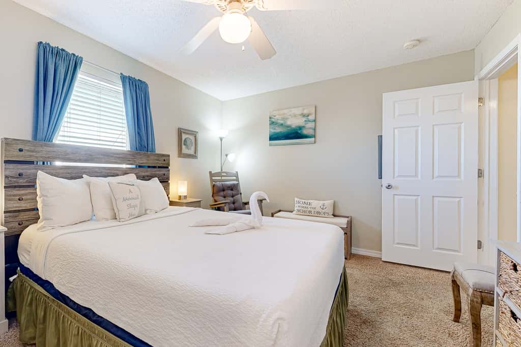 Spacious Condo with Balcony in Navarre Beach with Shared Pool