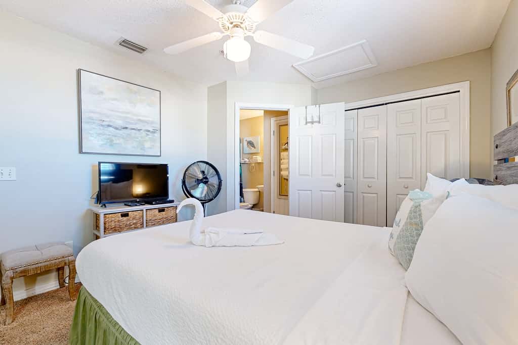 Spacious Condo with Balcony in Navarre Beach with Shared Pool