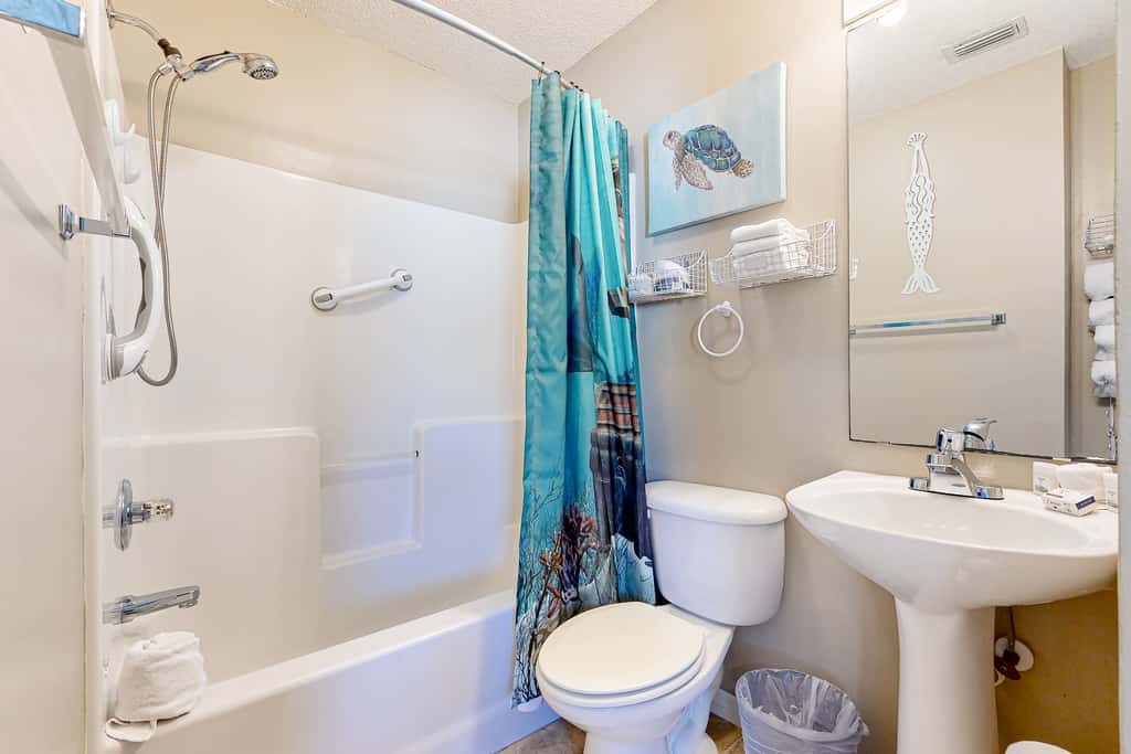 Spacious Condo with Balcony in Navarre Beach with Shared Pool