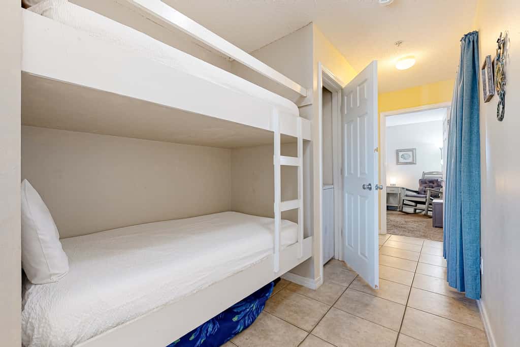 Spacious Condo with Balcony in Navarre Beach with Shared Pool
