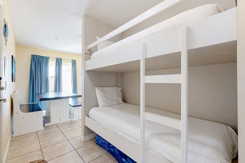 Spacious Condo with Balcony in Navarre Beach with Shared Pool