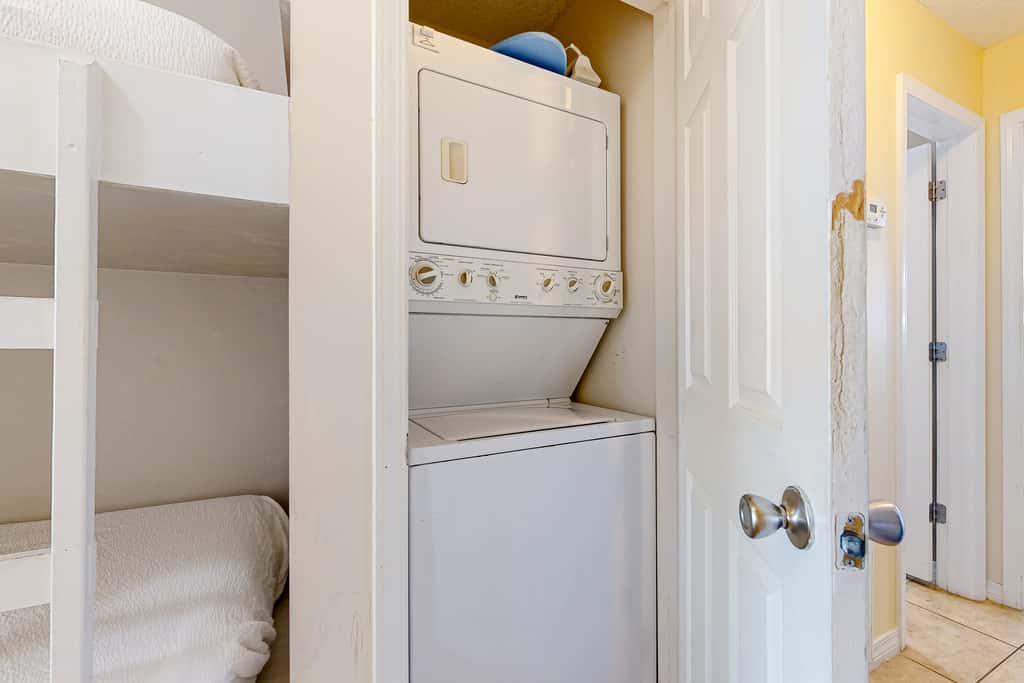 Spacious Condo with Balcony in Navarre Beach with Shared Pool