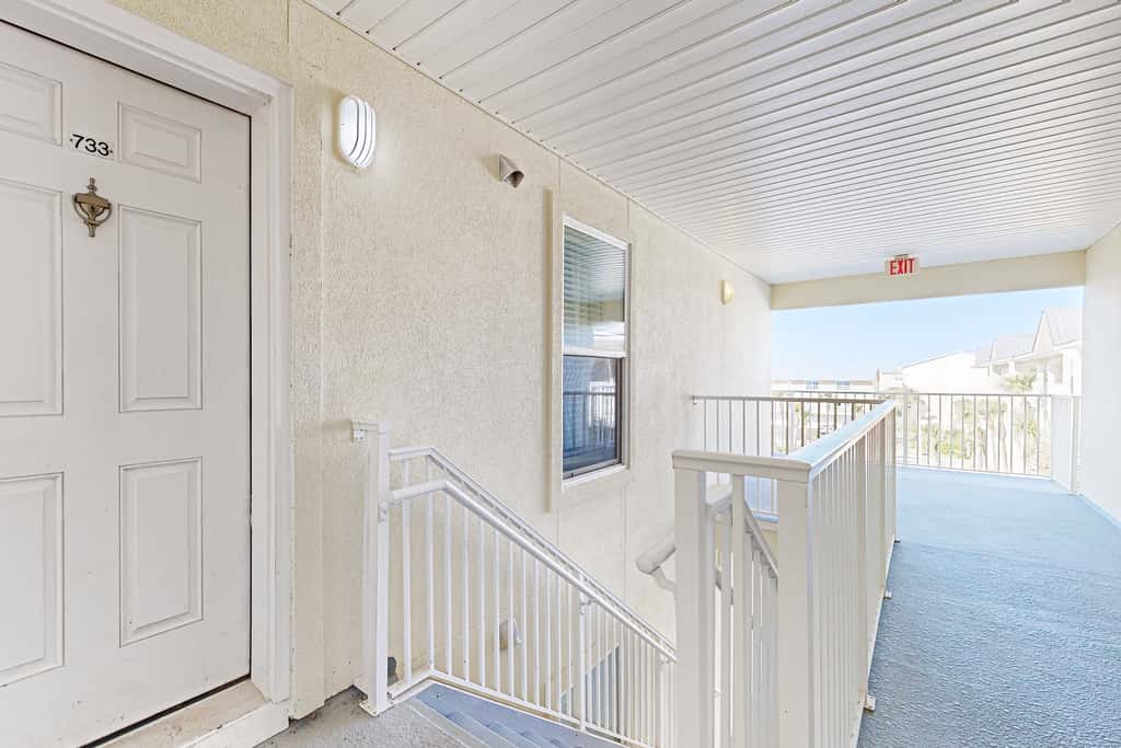 Spacious Condo with Balcony in Navarre Beach with Shared Pool
