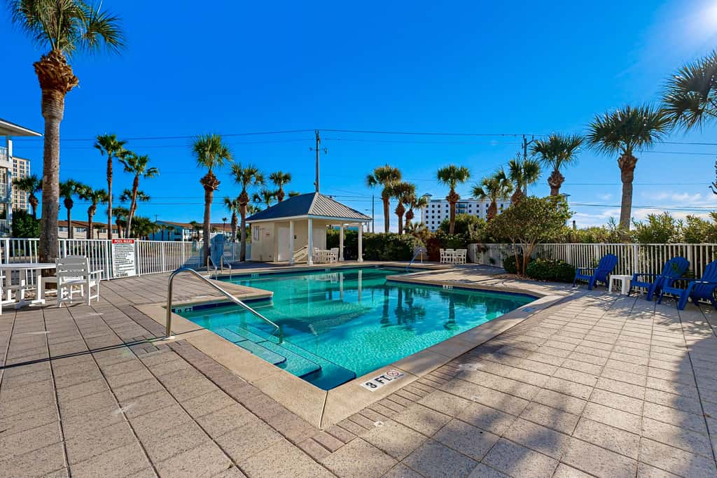 Spacious Condo with Balcony in Navarre Beach with Shared Pool
