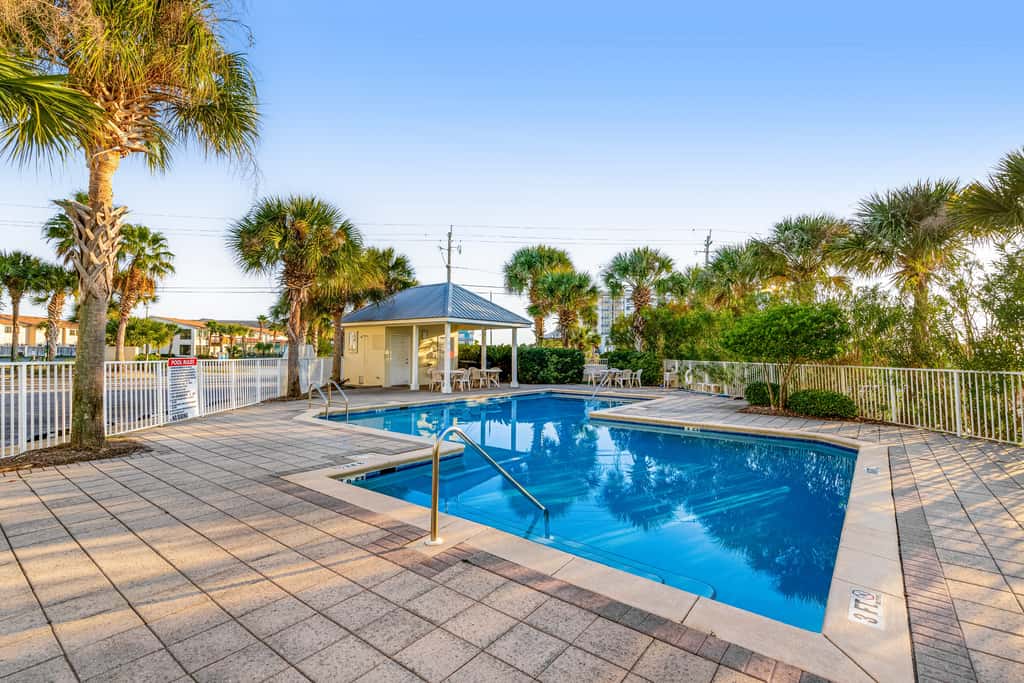 Spacious Condo with Balcony in Navarre Beach with Shared Pool