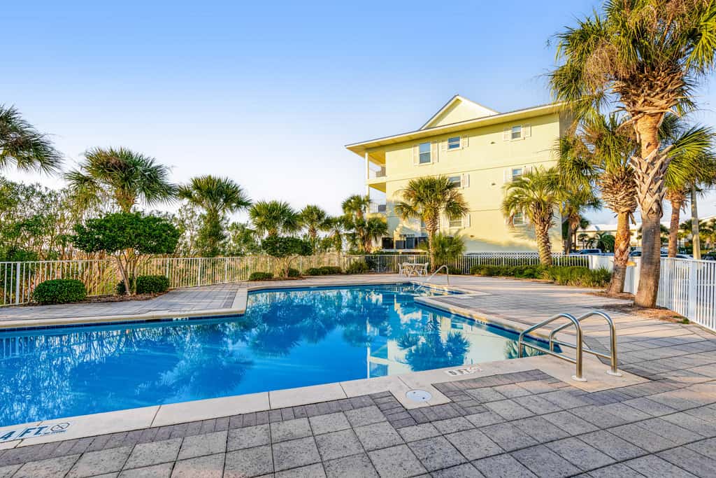 Spacious Condo with Balcony in Navarre Beach with Shared Pool
