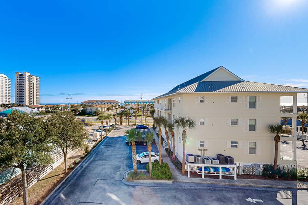 Spacious Condo with Balcony in Navarre Beach with Shared Pool