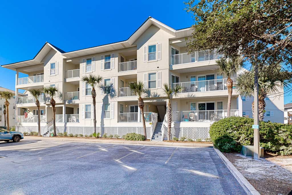 Spacious Condo with Balcony in Navarre Beach with Shared Pool