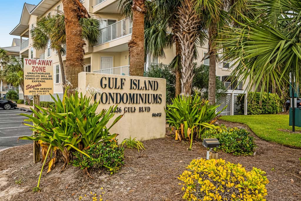 Spacious Condo with Balcony in Navarre Beach with Shared Pool