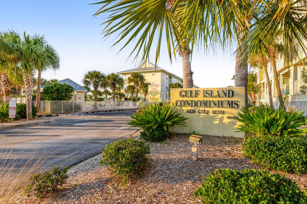 Spacious Condo with Balcony in Navarre Beach with Shared Pool
