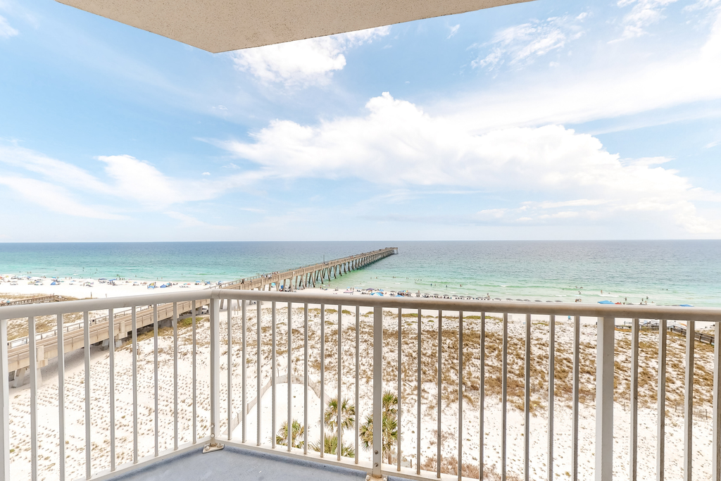 6th-floor open condo with great views - close to dining