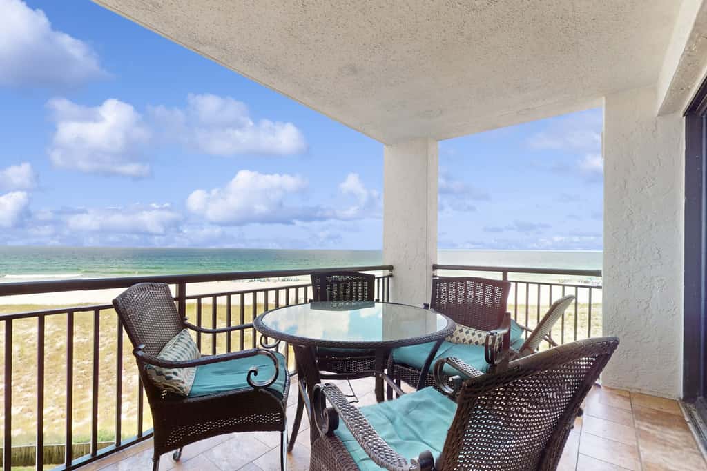 Spacious fourth-floor condo - Complimentary BEACH SERVICE