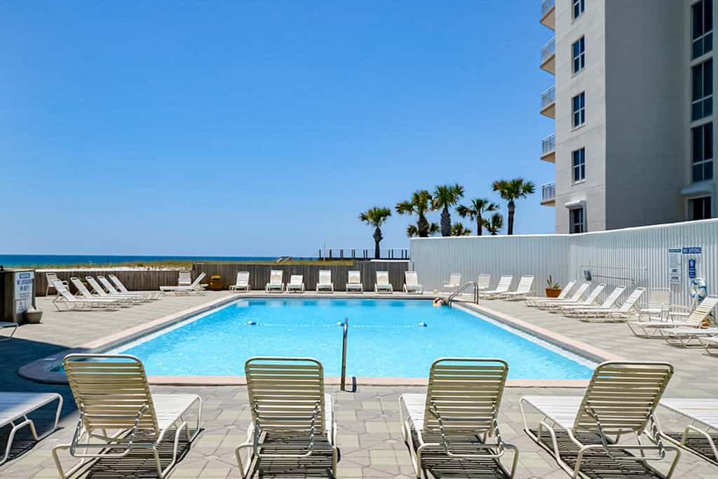 Spacious fourth-floor condo - Complimentary BEACH SERVICE